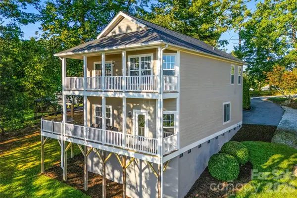 14 Summit Circle, Hendersonville, NC 28739