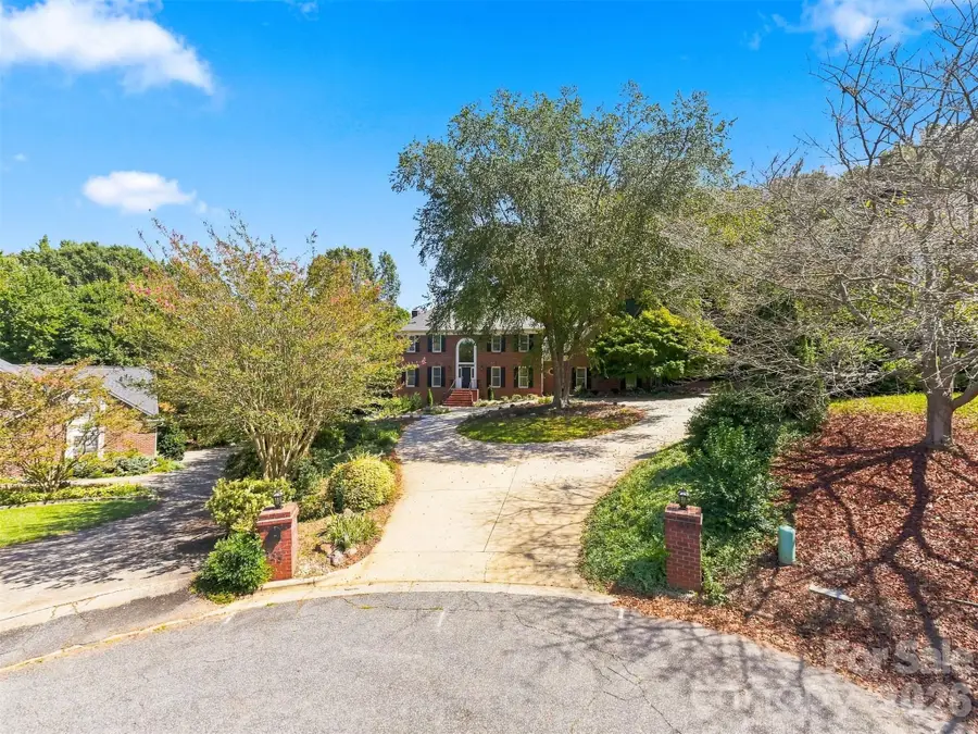 555 19th Avenue Lane Nw, Hickory, NC 28601 - #3