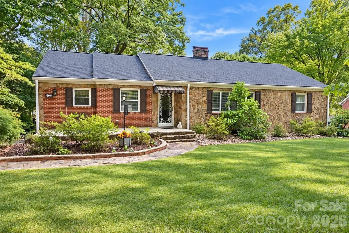 609 1st Avenue N, Conover, NC 28613 - #1