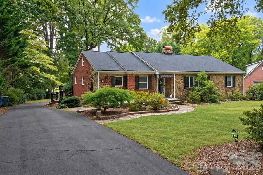 609 1st Avenue N, Conover, NC 28613 - #2