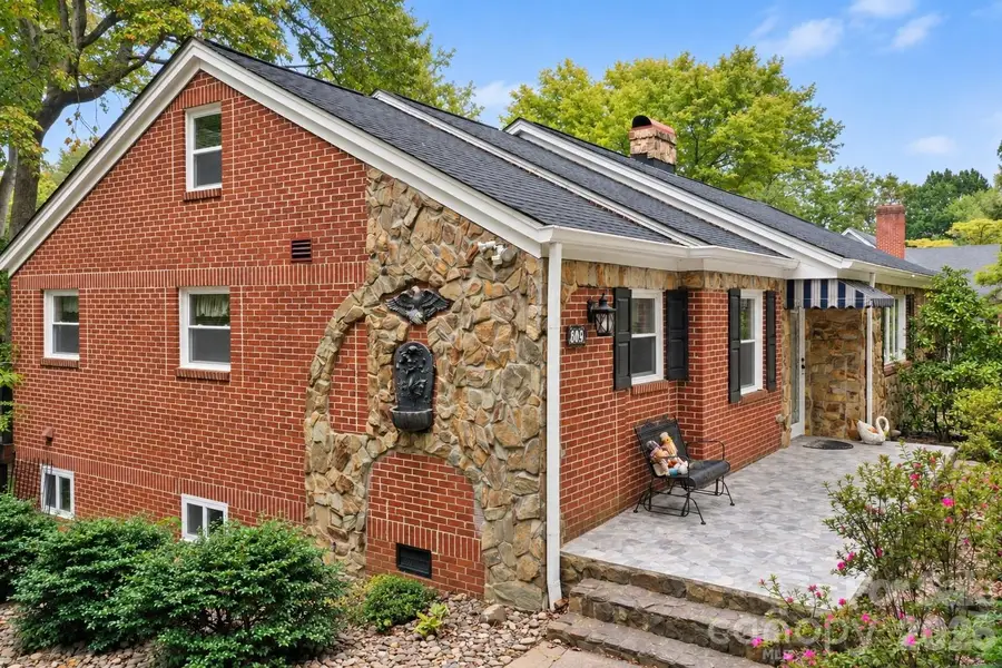 609 1st Avenue N, Conover, NC 28613 - #3