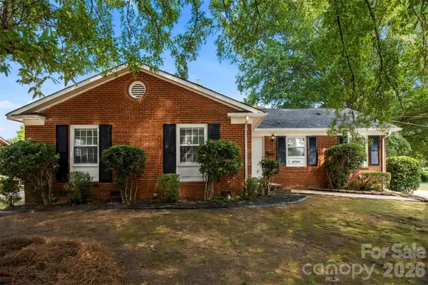 4700 Woodway Place, Charlotte, NC 28208