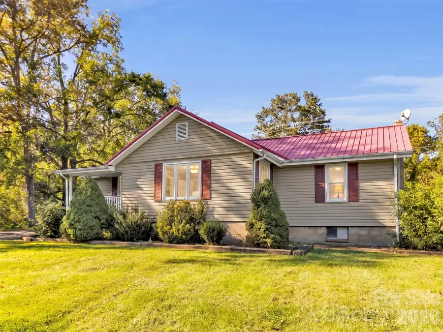408 Sunny Drive, Waynesville, NC 28786 - #2