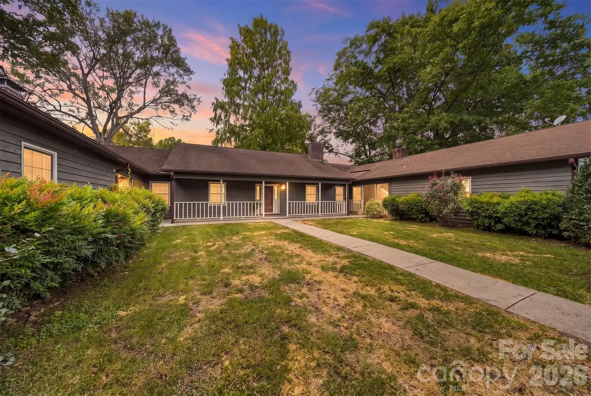 414 4th Avenue Ne, Hickory, NC 28601 - #1
