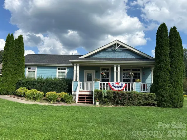 438 Oak Grove Road, Flat Rock, NC 28731