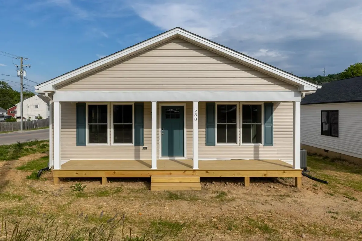 588 Delphine Ave N, Waynesboro, VA 22980 - #1