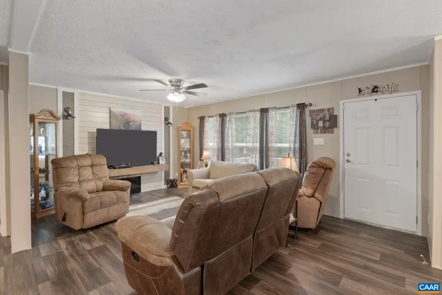 864 Rock Ln, Scottsville, VA 24590 - Image #2