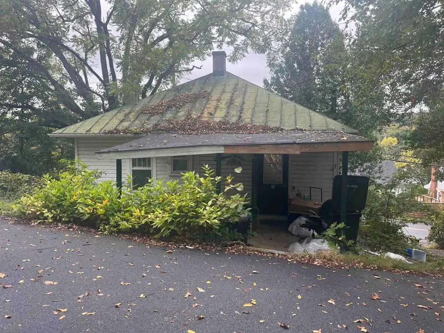 1221 Donaghe St, Staunton, VA 24401 - #2