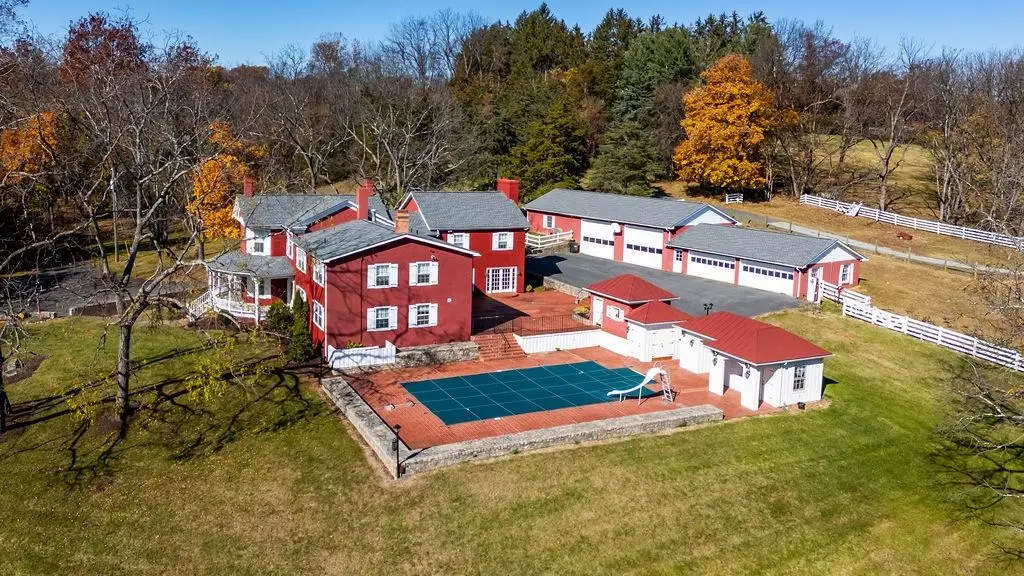 1004 Beverley St E, Staunton, VA 24401 - #1