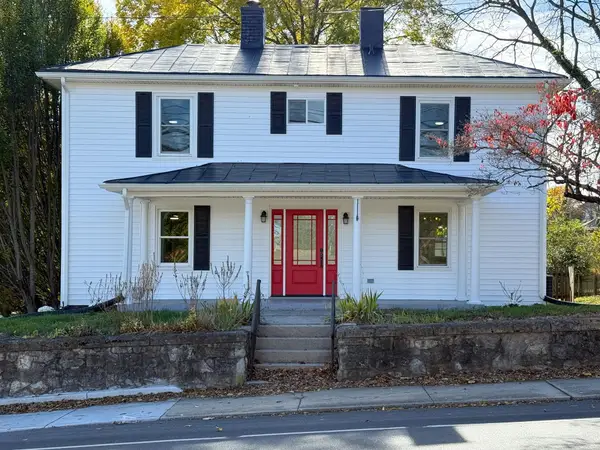 1202 Beverley St W, Staunton, VA 24401