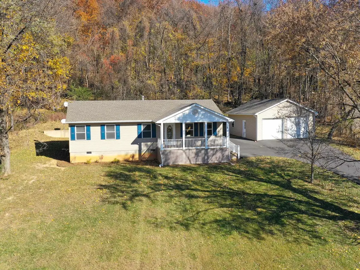 901 Powhatan St, Staunton, VA 24401 - #1