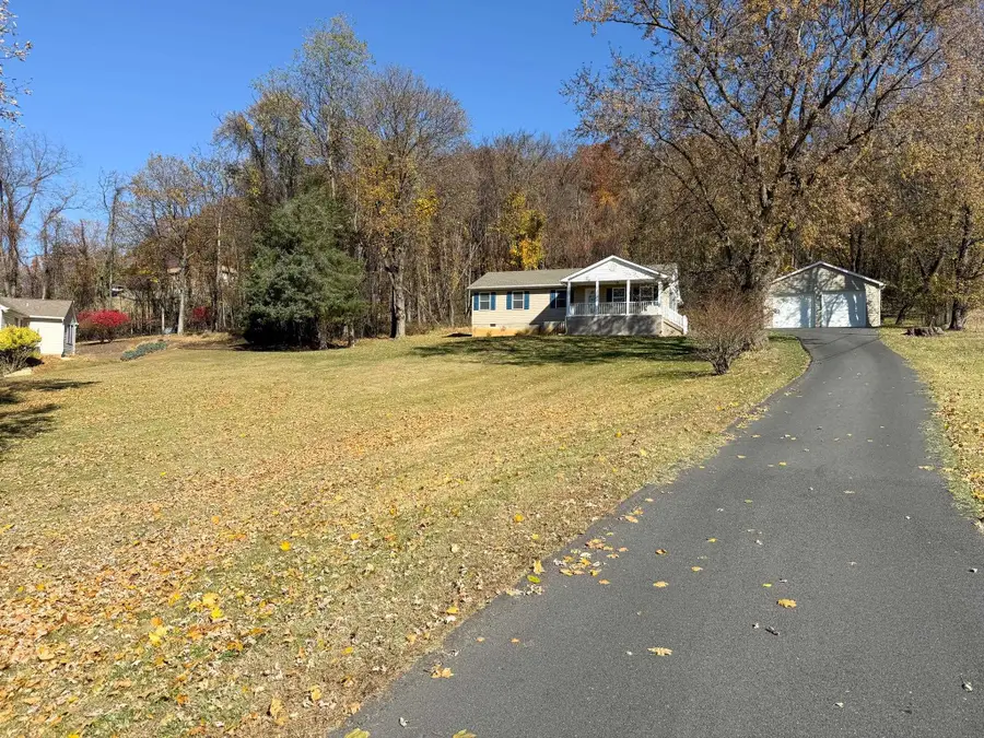 901 Powhatan St, Staunton, VA 24401 - #3