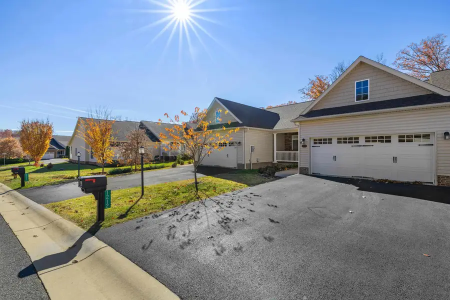 1212 Stocker St, Staunton, VA 24401 - #2