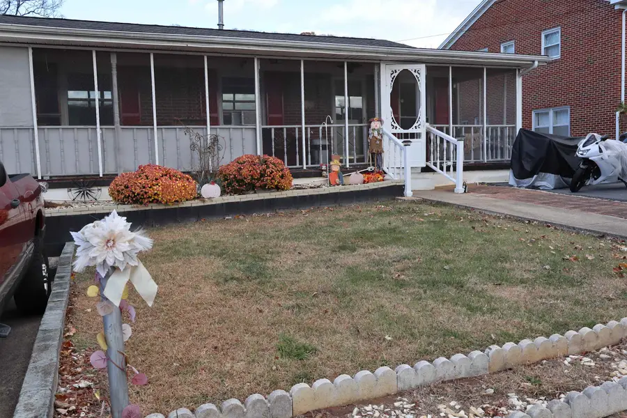 351 Campbell St, Staunton, VA 24401 - #2