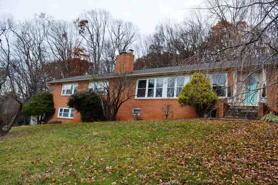 1229 Woodcrest Cir, Harrisonburg, VA 22801 - Image #2