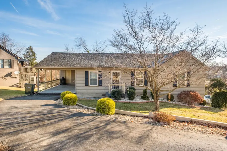 619 Essex Dr, Staunton, VA 24401 - #2