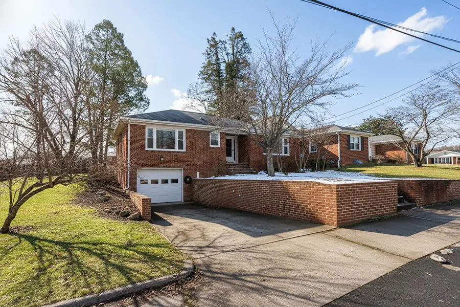 507 Gaymont Pl, Staunton, VA 24401 - #2