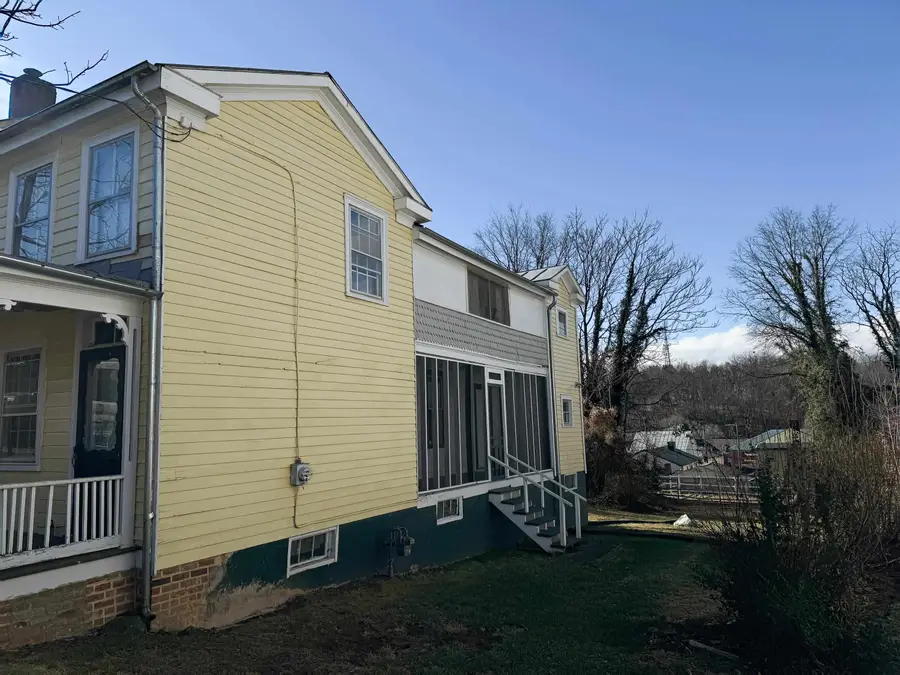 422 Market St N, Staunton, VA 24401 - #2