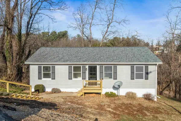 328 Monument Dr, Staunton, VA 24401