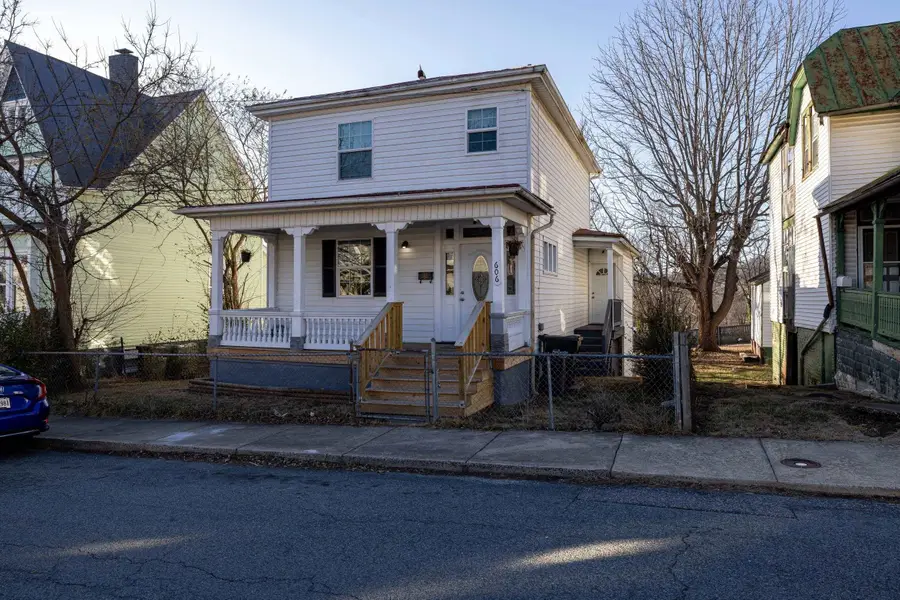 606 Winthrop St, Staunton, VA 24401 - #2