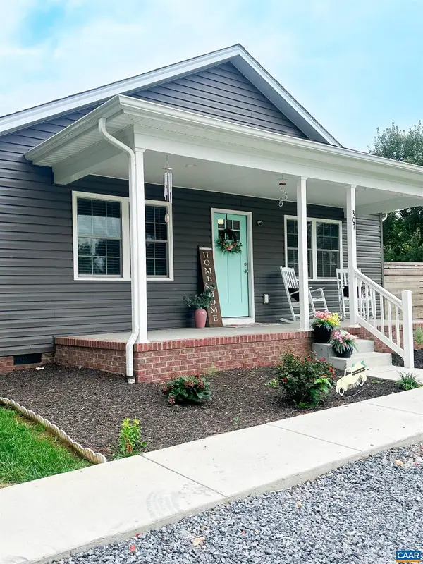 307 15th St, Grottoes, VA 24441