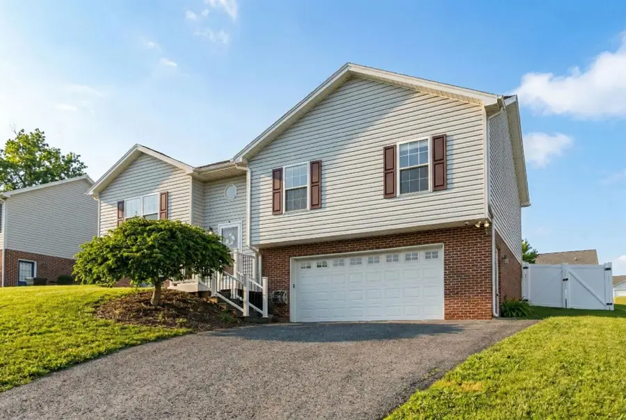 702 Stonewall Cir, Staunton, VA 24401 - #2