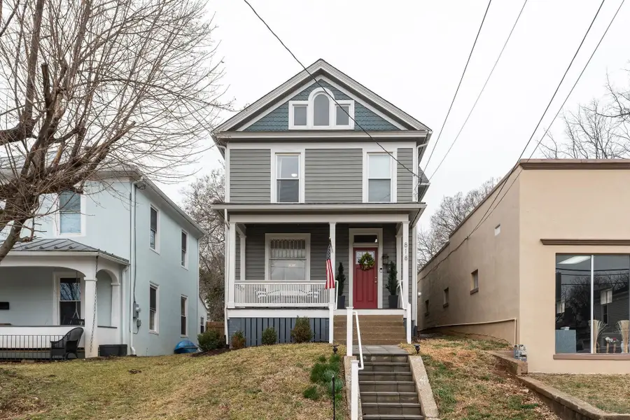 818 Augusta St N, Staunton, VA 24401 - #2