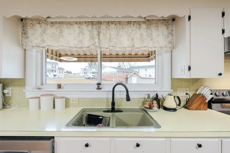 114 Clarke Ave, Elkton, VA 22827 - #2