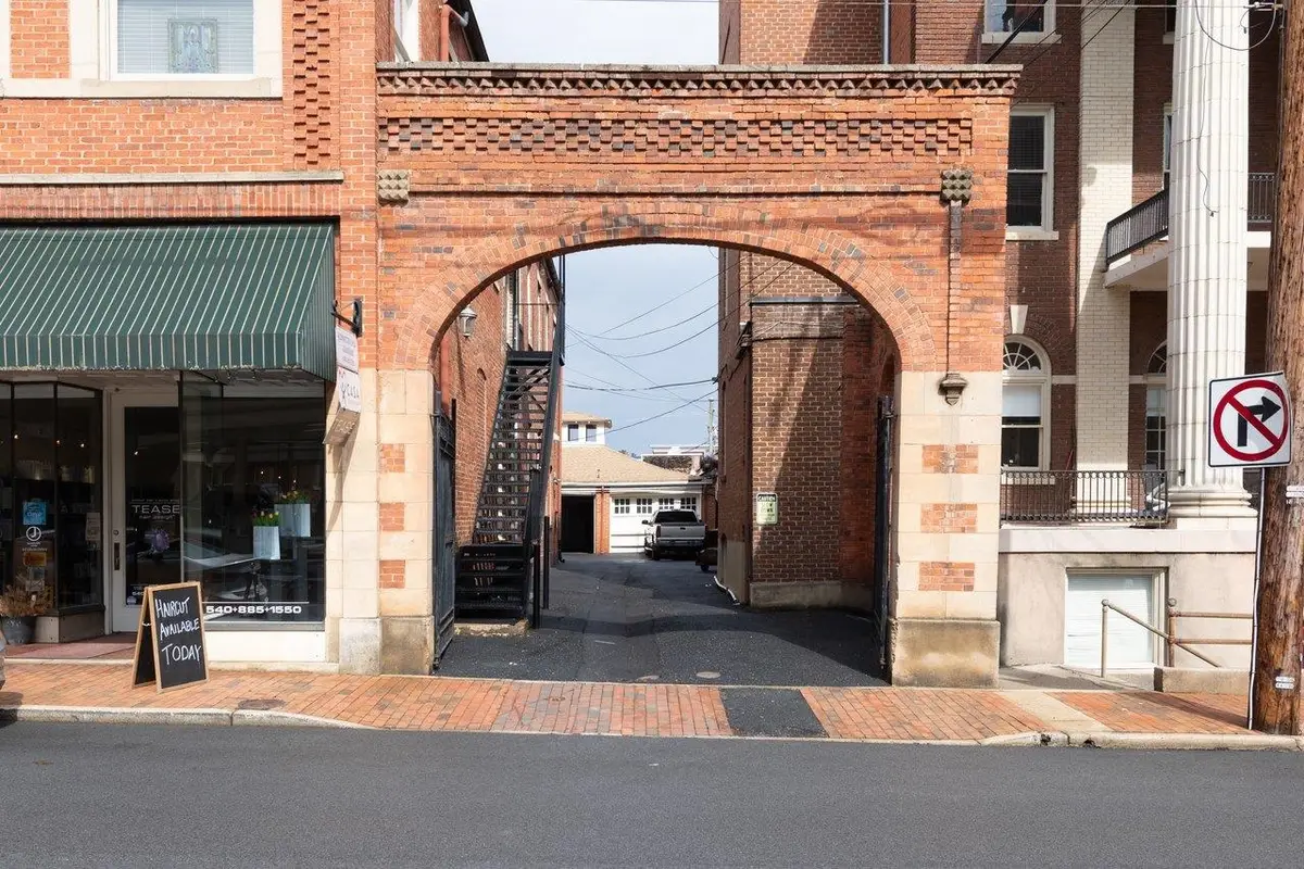 117 Frederick St W, Staunton, VA 24401 - #1