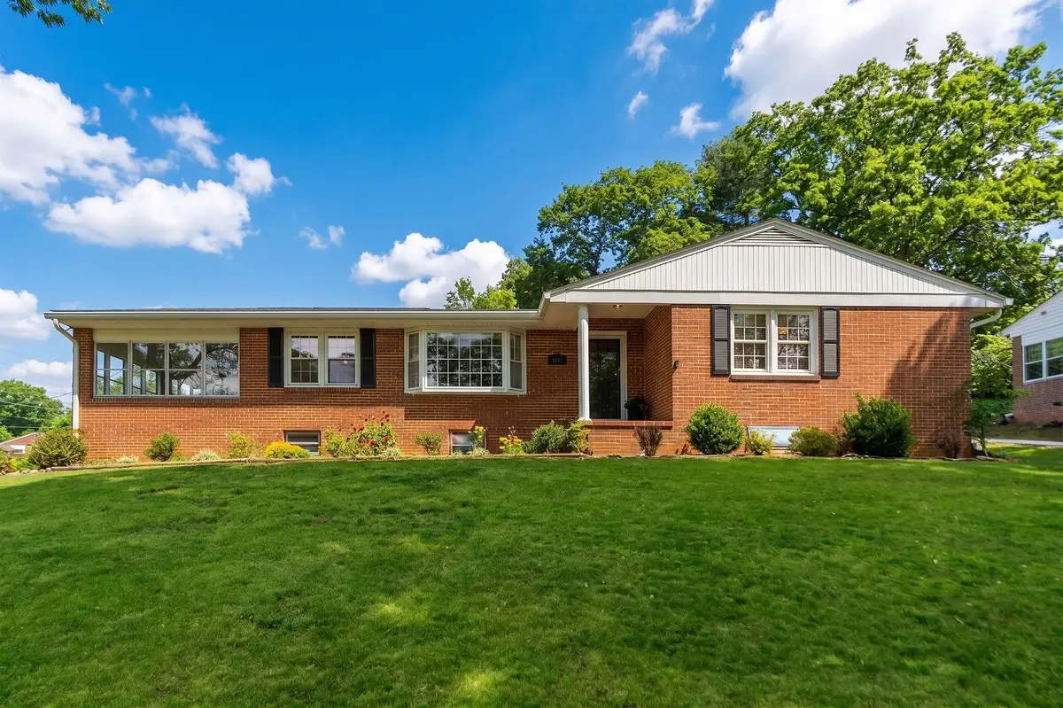 525 Robin St, Staunton, VA 24401 - #1