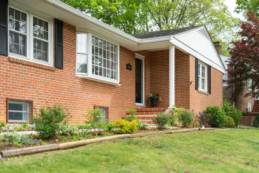 525 Robin St, Staunton, VA 24401 - #3