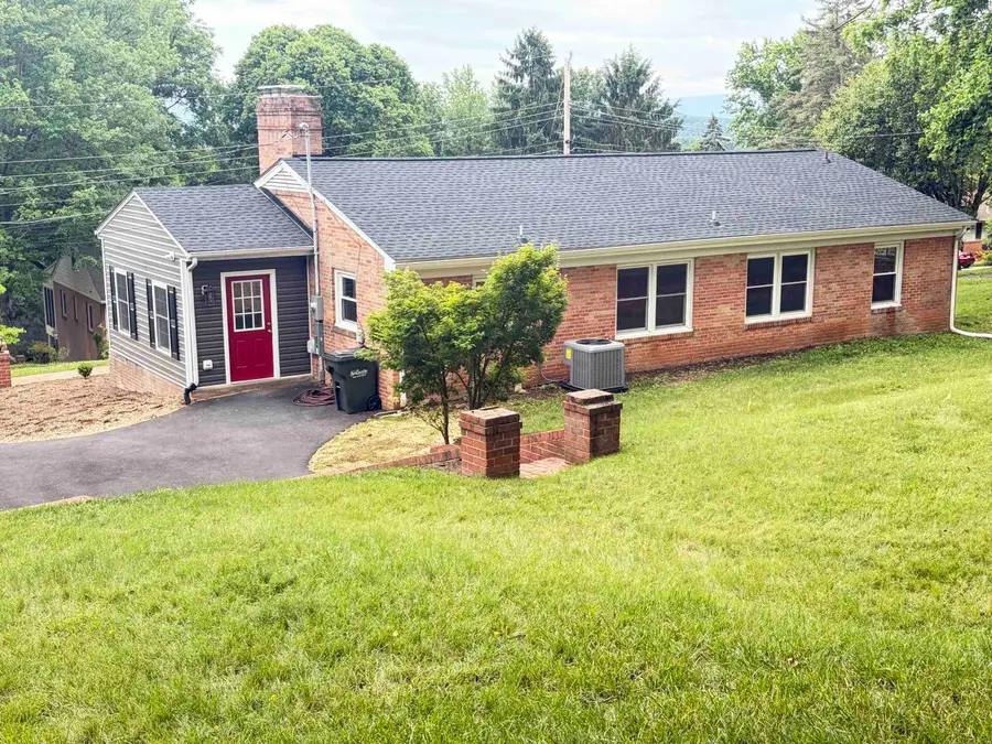 212 Skyland Dr, Staunton, VA 24401 - #3