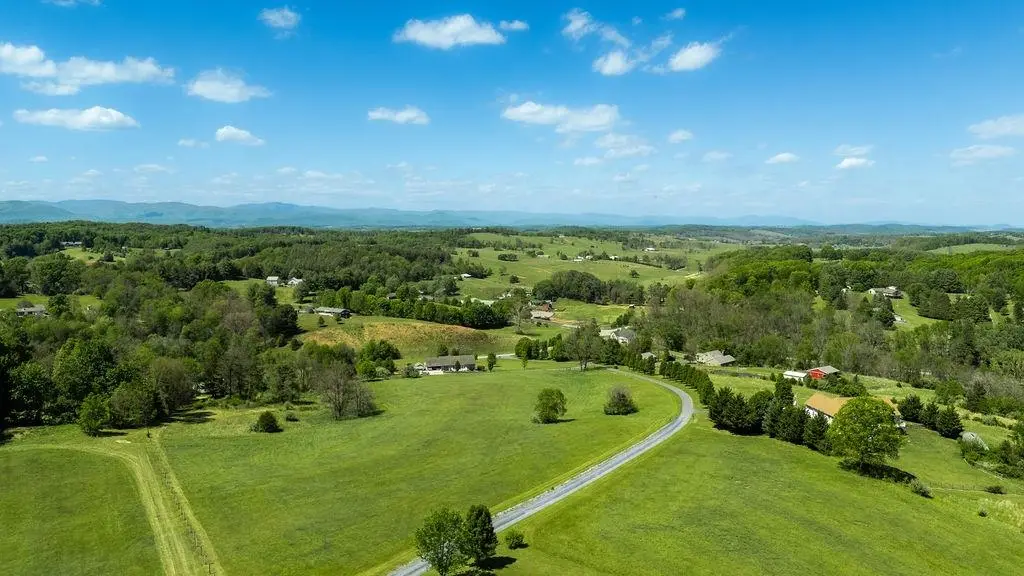 112 Guernsey Ln, Staunton, VA 24401 - #1
