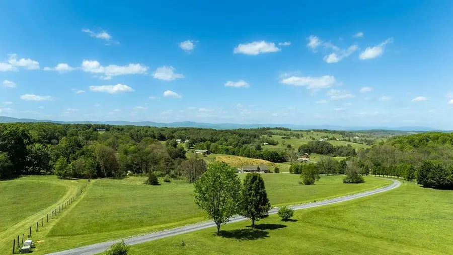 112 Guernsey Ln, Staunton, VA 24401 - #2