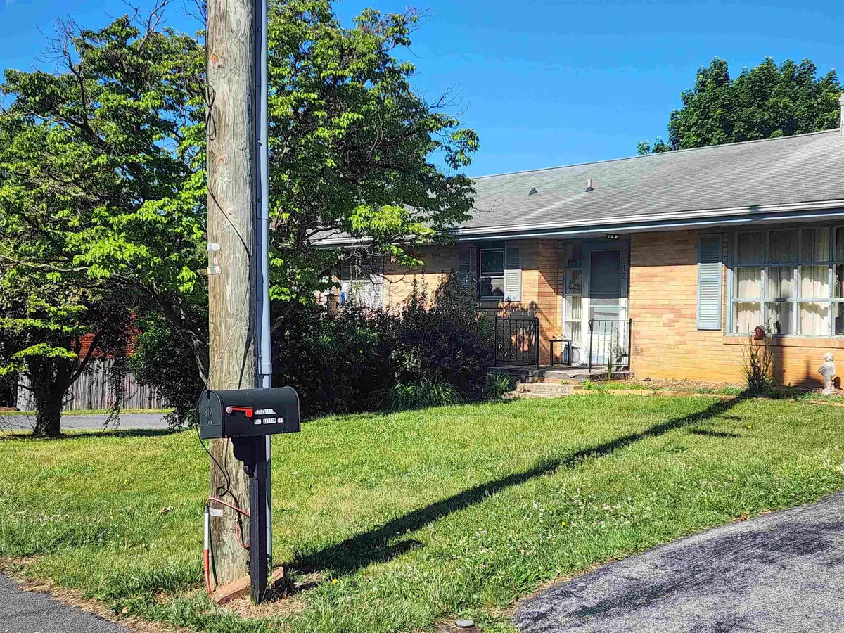 312 Austin Ave, Staunton, VA 24401 - #1