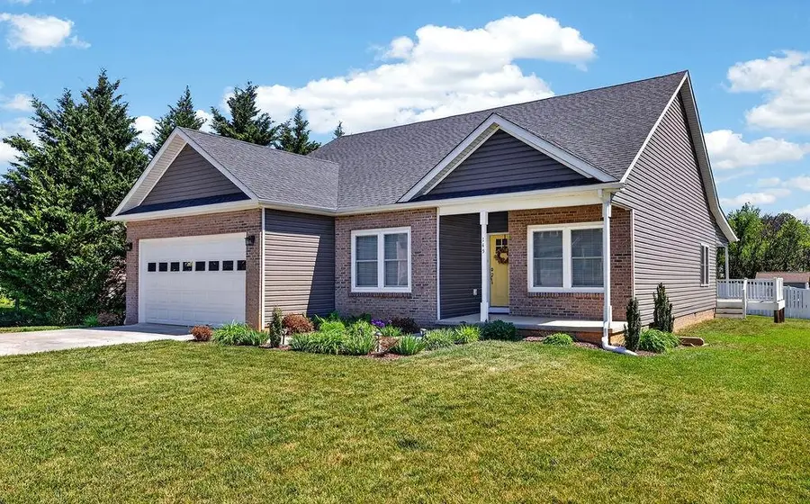 145 Paige St, Waynesboro, VA 22980 - #2
