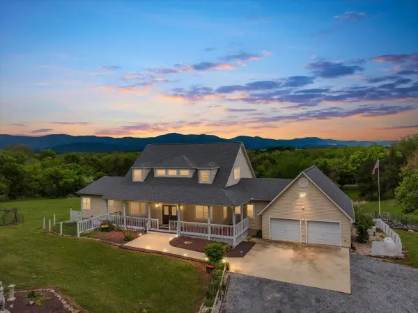 1050 Almond Dr, Luray, VA 22835