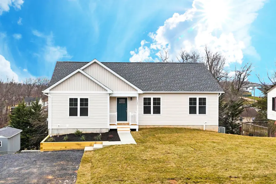 127 Waverley St S, Staunton, VA 24401 - #2