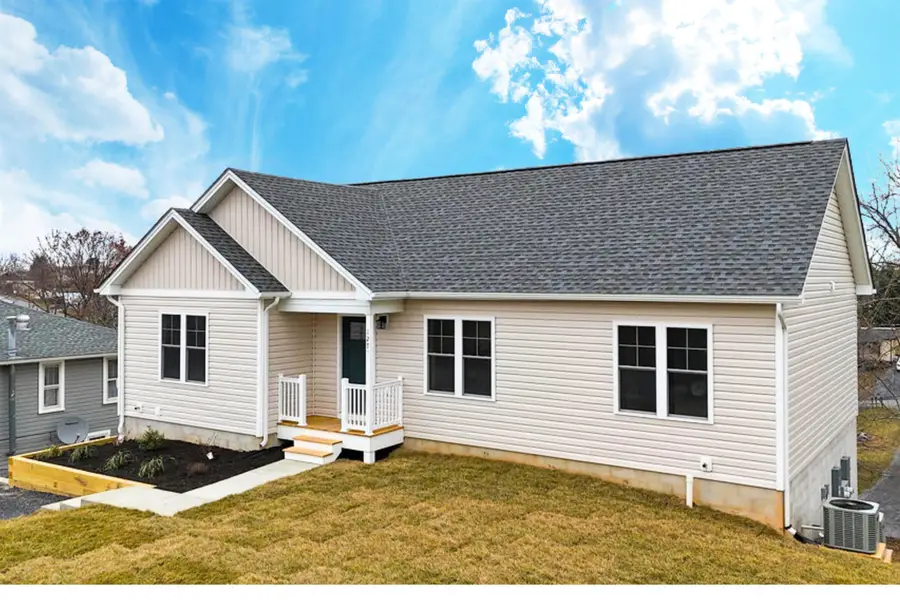 127 Waverley St S, Staunton, VA 24401 - #3