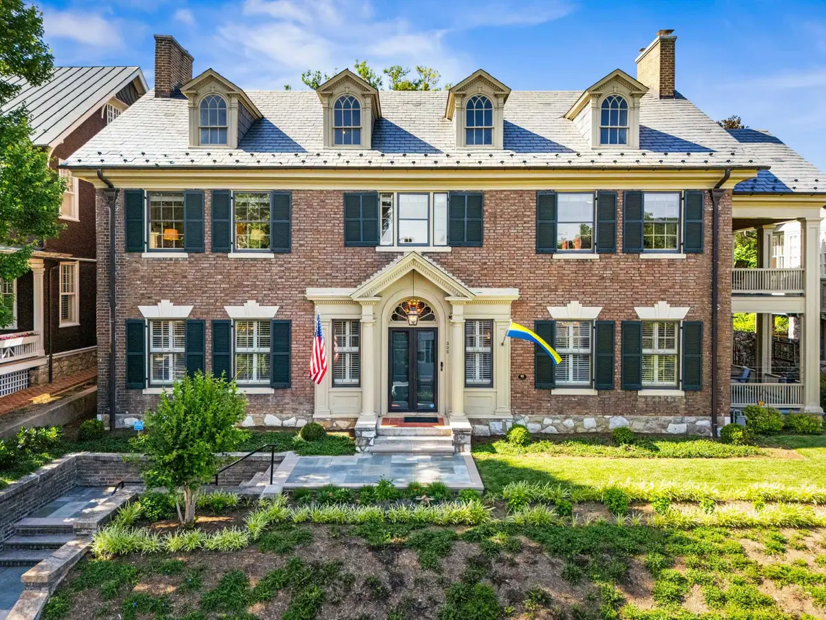 305 Beverley St E, Staunton, VA 24401 - #1