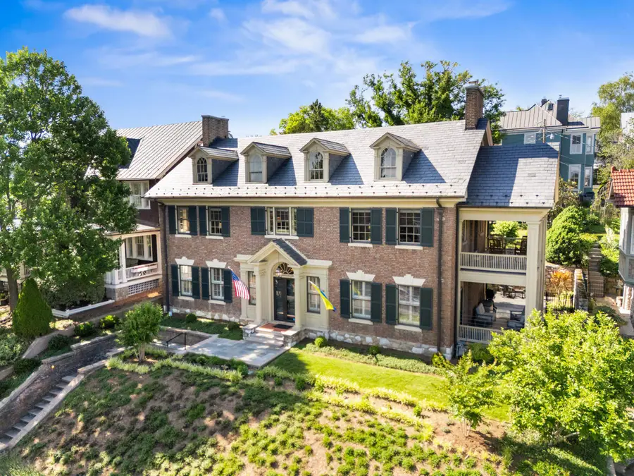 305 Beverley St E, Staunton, VA 24401 - #2