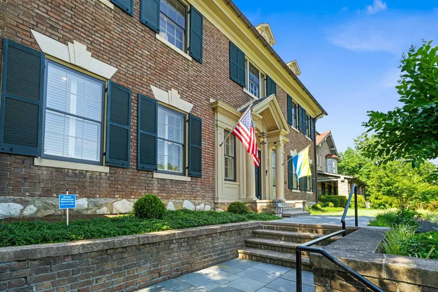 305 Beverley St E, Staunton, VA 24401 - #3