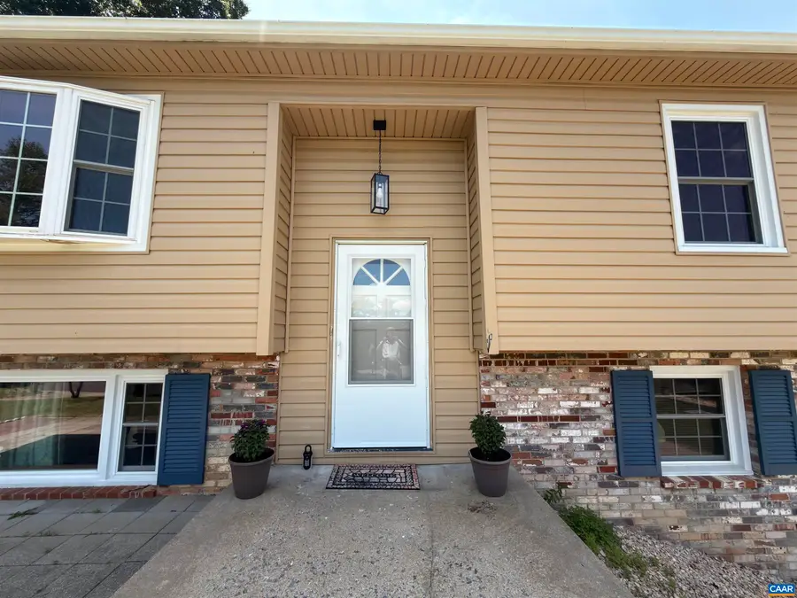 665 Gloria Pl, Staunton, VA 24401 - #3