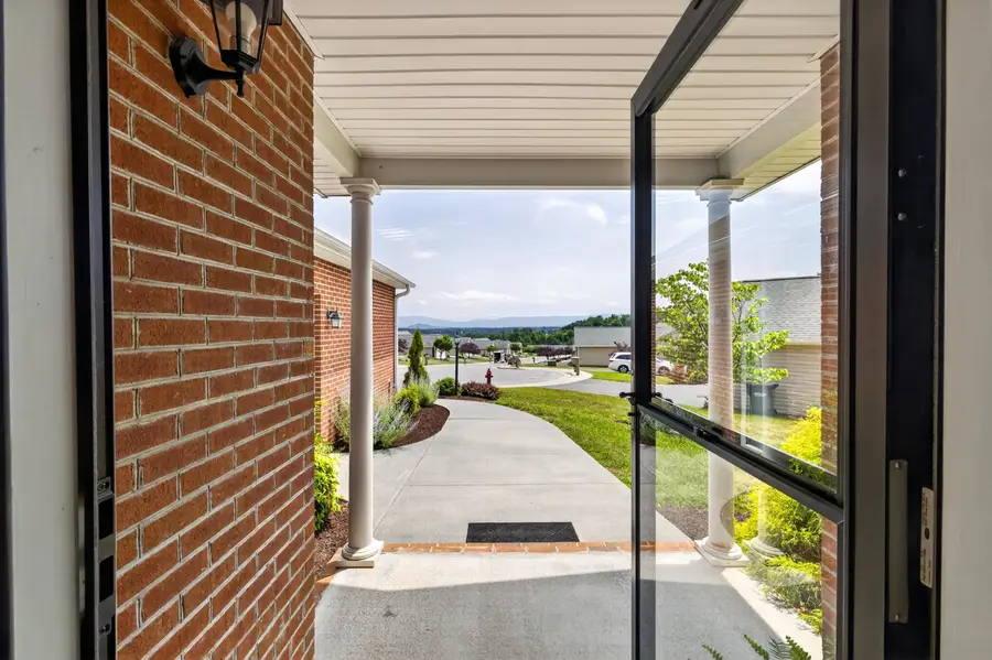 26 Oak View Dr, Staunton, VA 24401 - #2