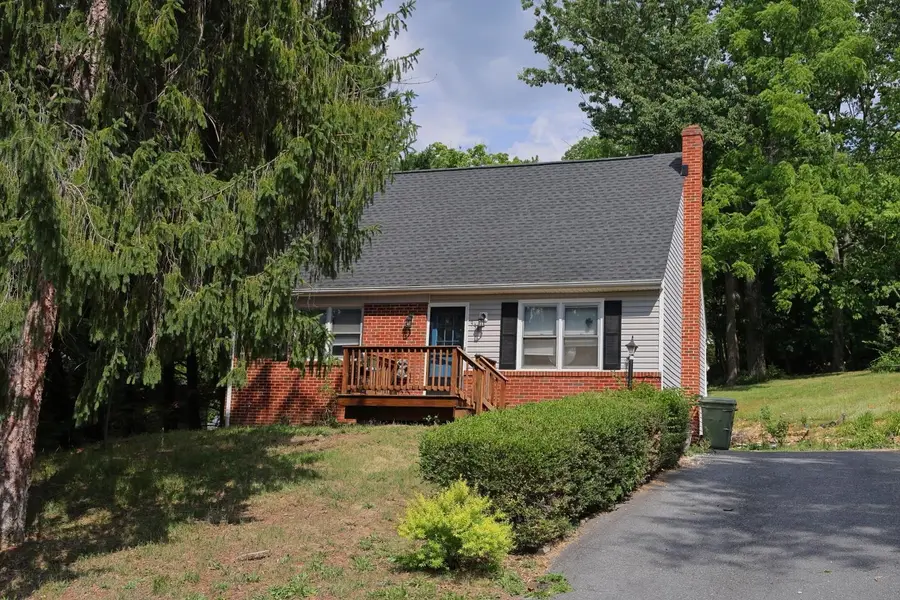 394 Horace Ave, Waynesboro, VA 22980 - #2