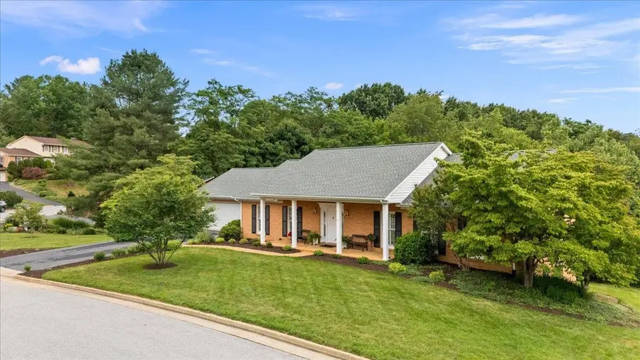 610 Woodmont Dr, Staunton, VA 24401 - #2