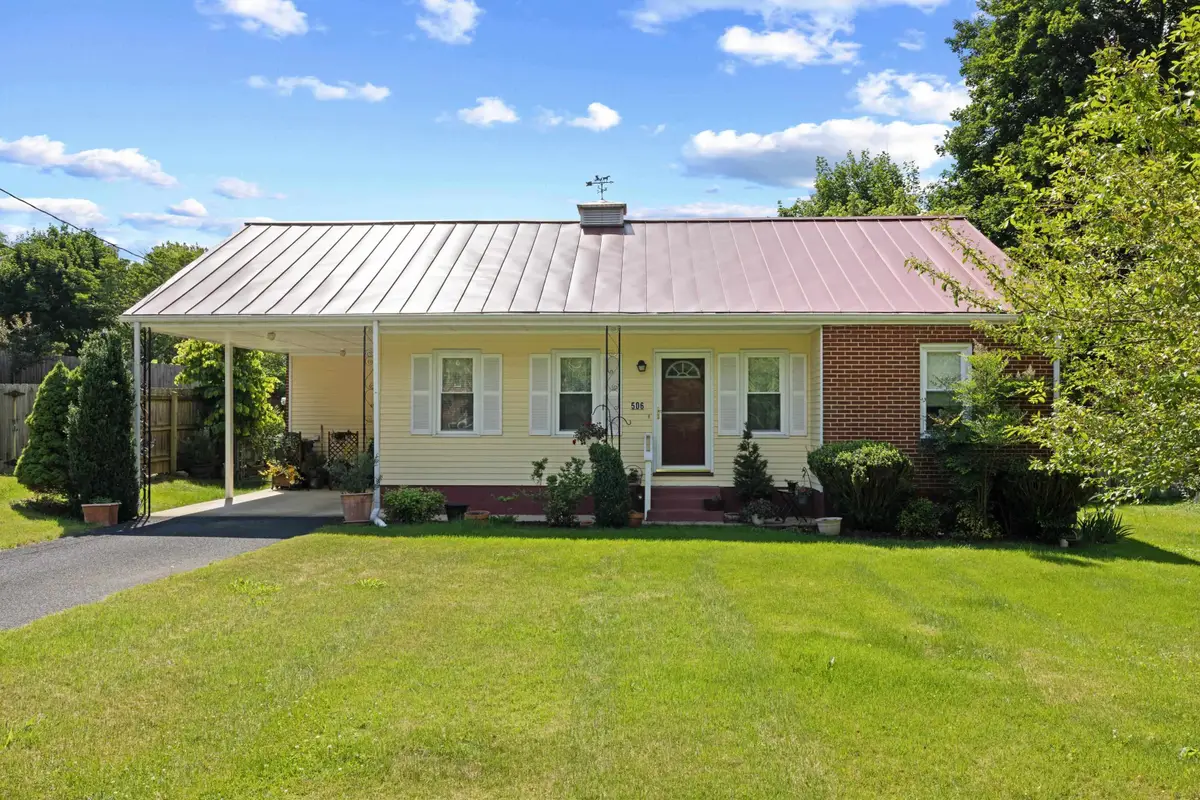 506 College Cir, Staunton, VA 24401 - #1