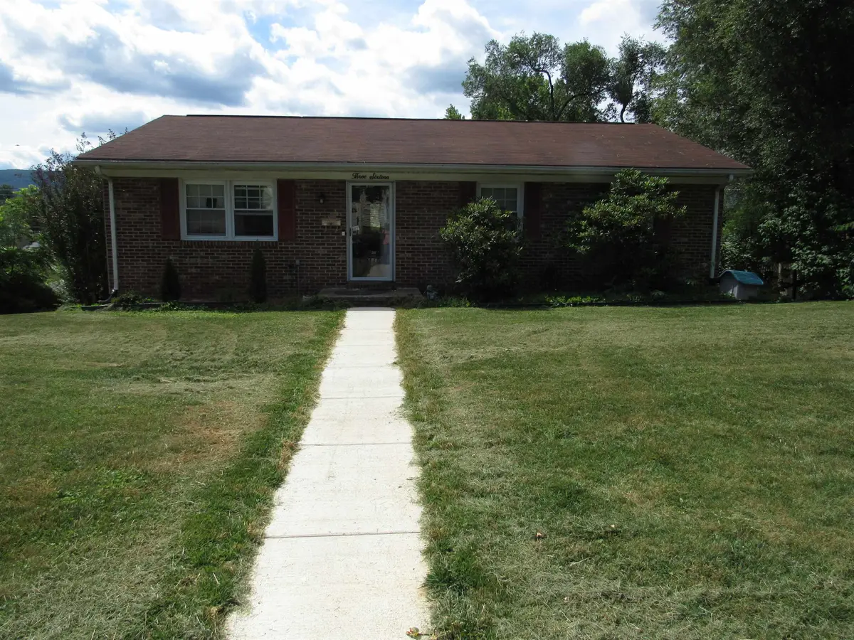316 Spruce St, Waynesboro, VA 22980 - #1
