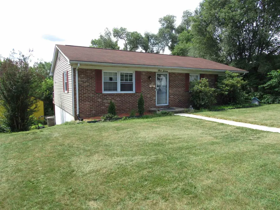 316 Spruce St, Waynesboro, VA 22980 - #2