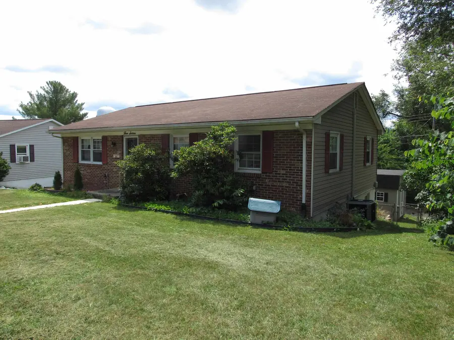 316 Spruce St, Waynesboro, VA 22980 - #3